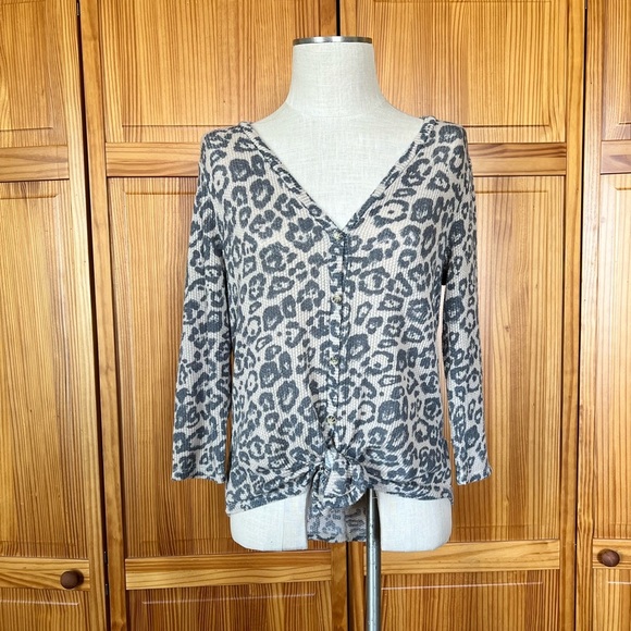 No Comment Large Ribbed Thermal Leopard Print Long Sleeve Button Tie Front Shirt - Picture 2 of 8